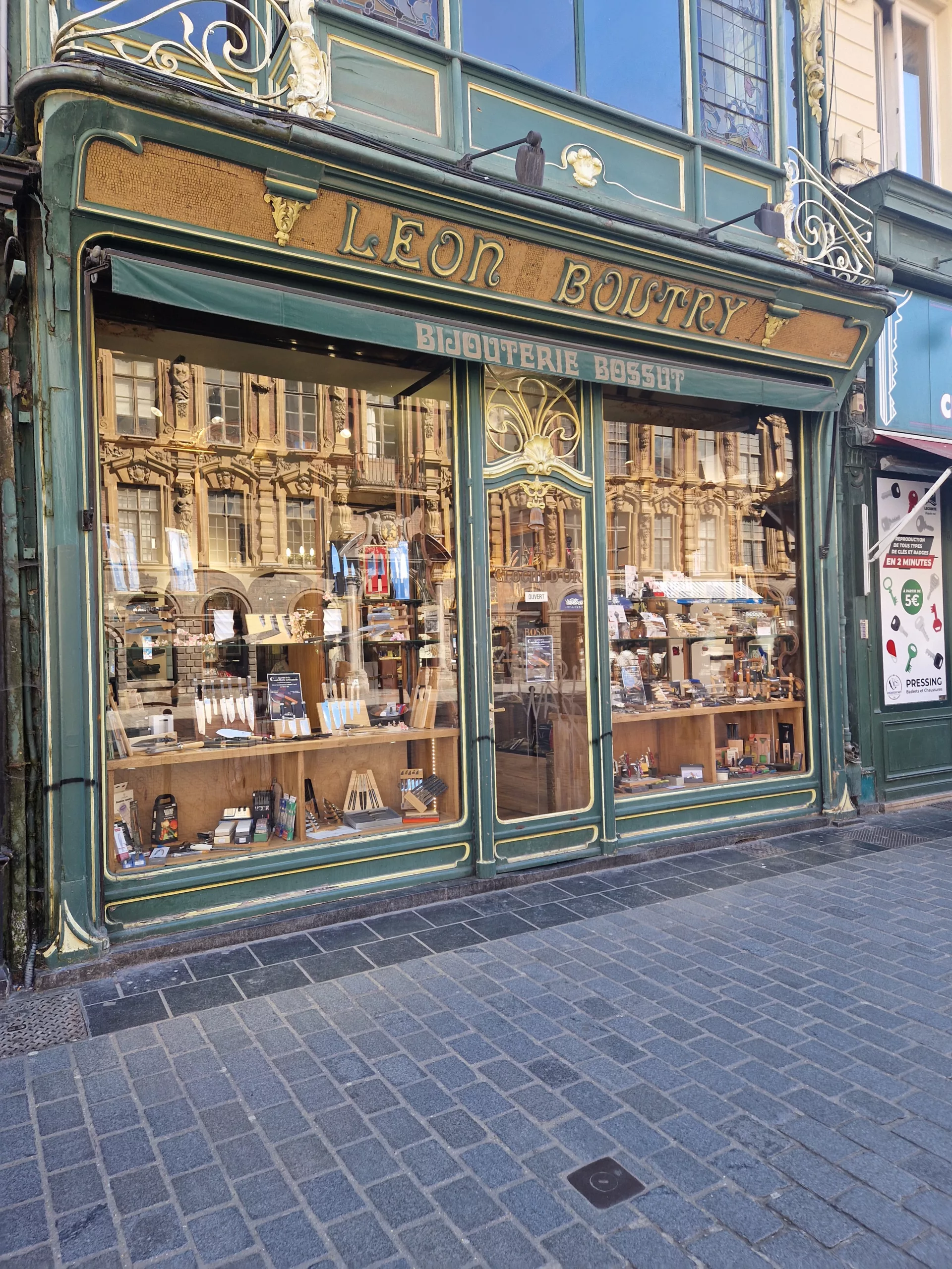 Knife shop