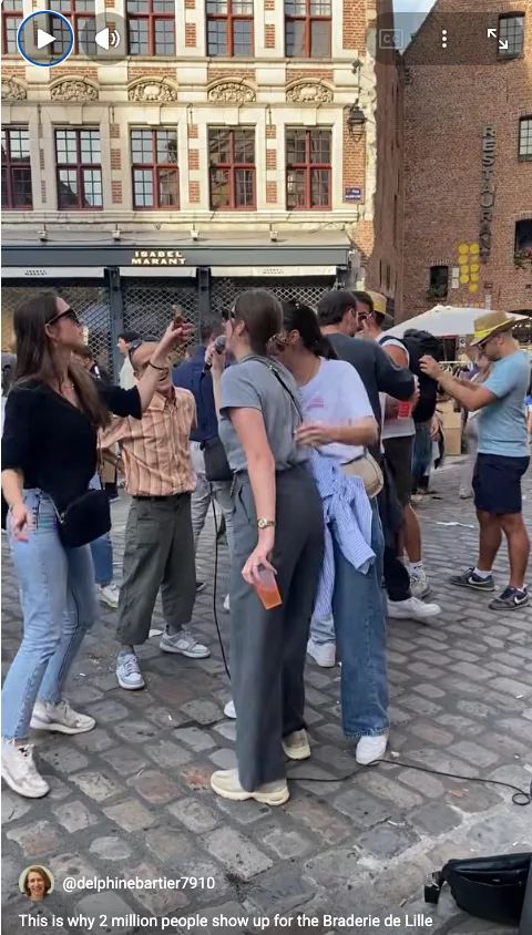 screenshot-video-lille-braderie Students singning spontaneously in the streets during Lille Braderie